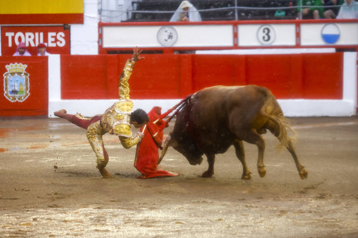 Samuel Navalón, al ser cogido por el cuarto de la tarde.