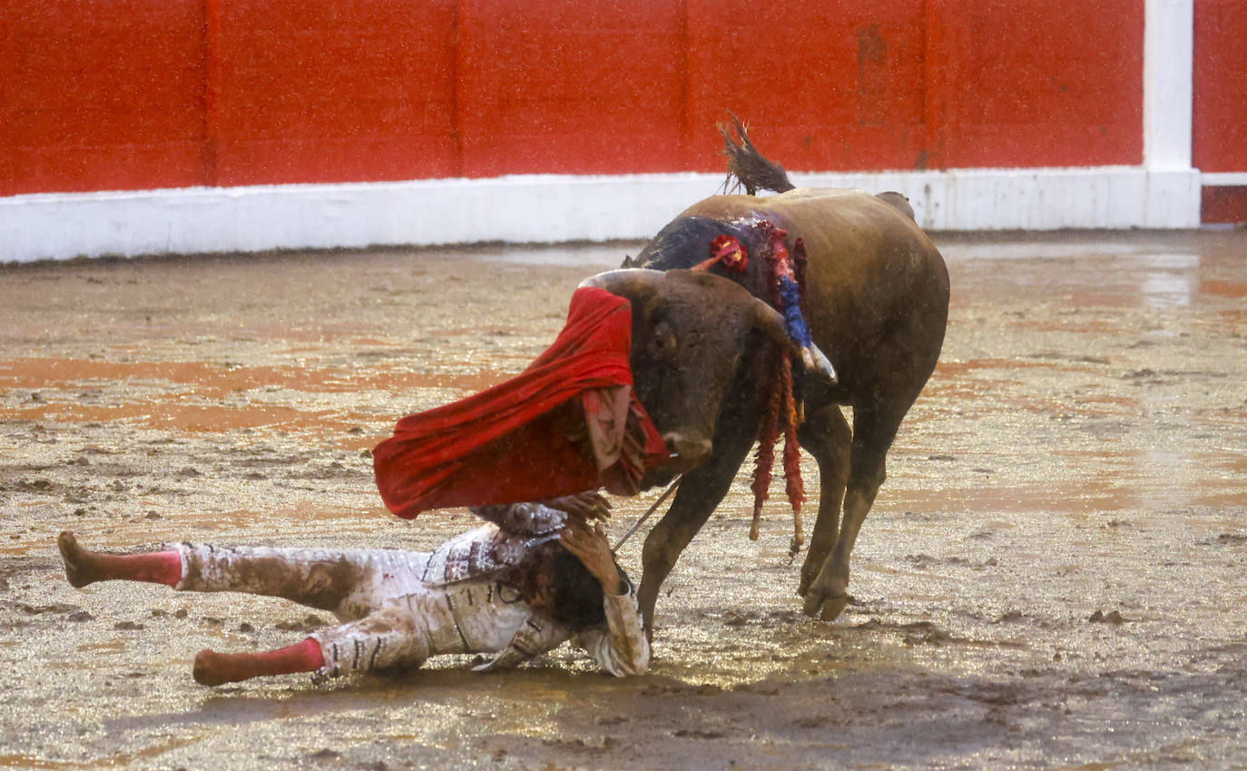 Marco Pérez, revolcado por el quinto novillo.