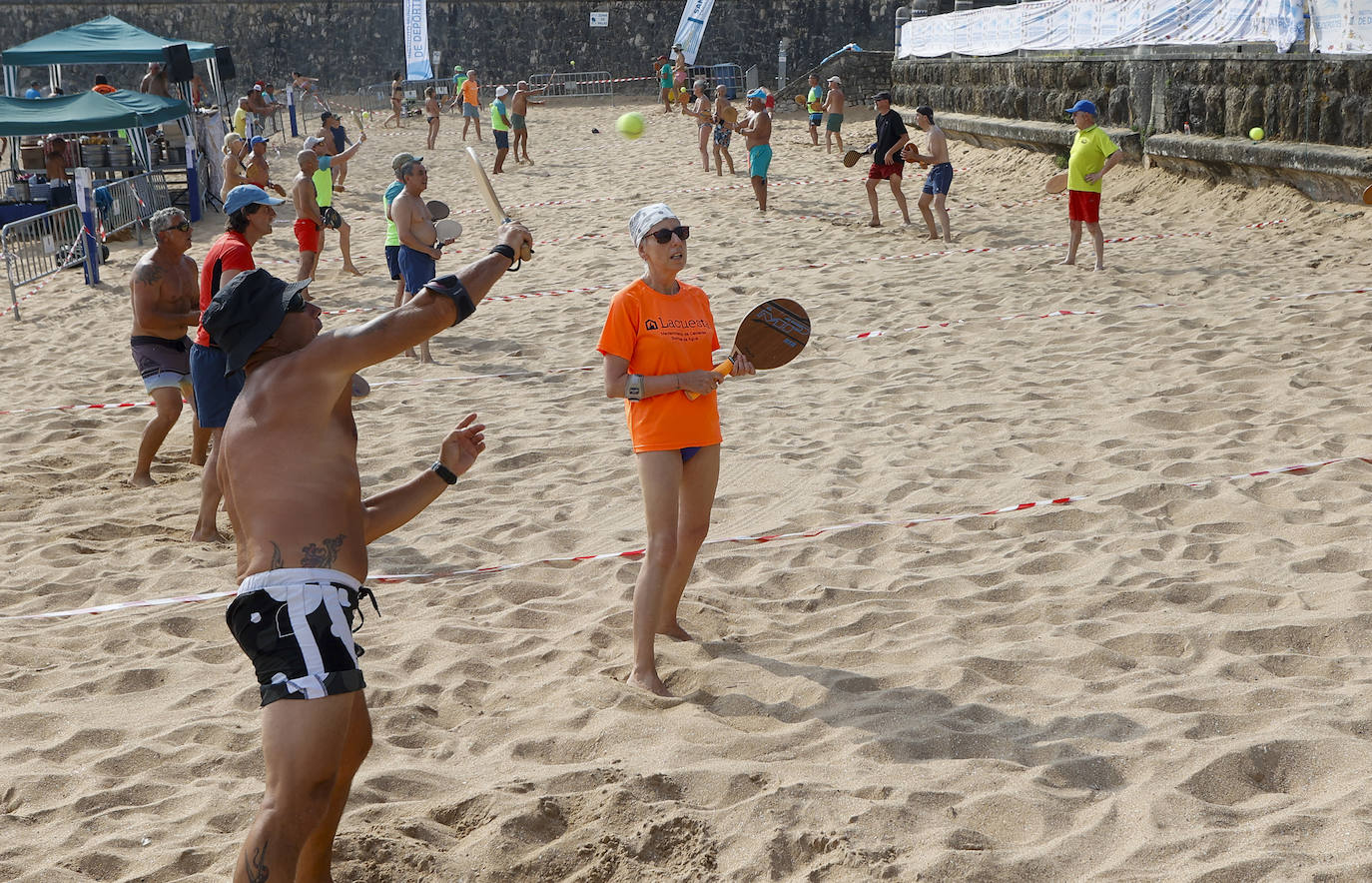 Participantes del torneo de palas en la Playa del Camello