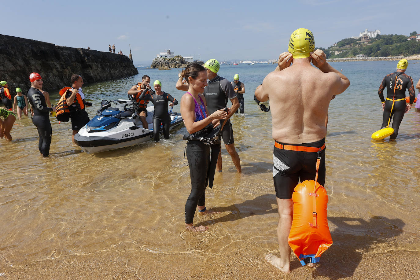 Participante de la travesía a nado en el momento de entrar al agua.