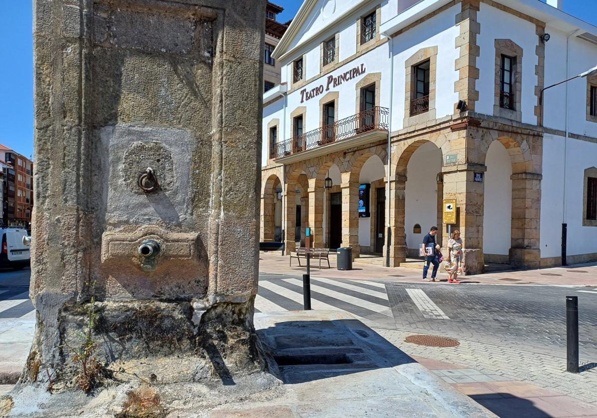 Ninguna de las cuatro bocas de la Fuente de la Aurora suelta una sola gota desde hace un año.