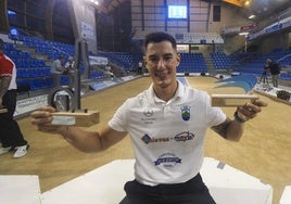 Víctor González celebra su cuarto título regional logrado ayer en Peñacastillo.