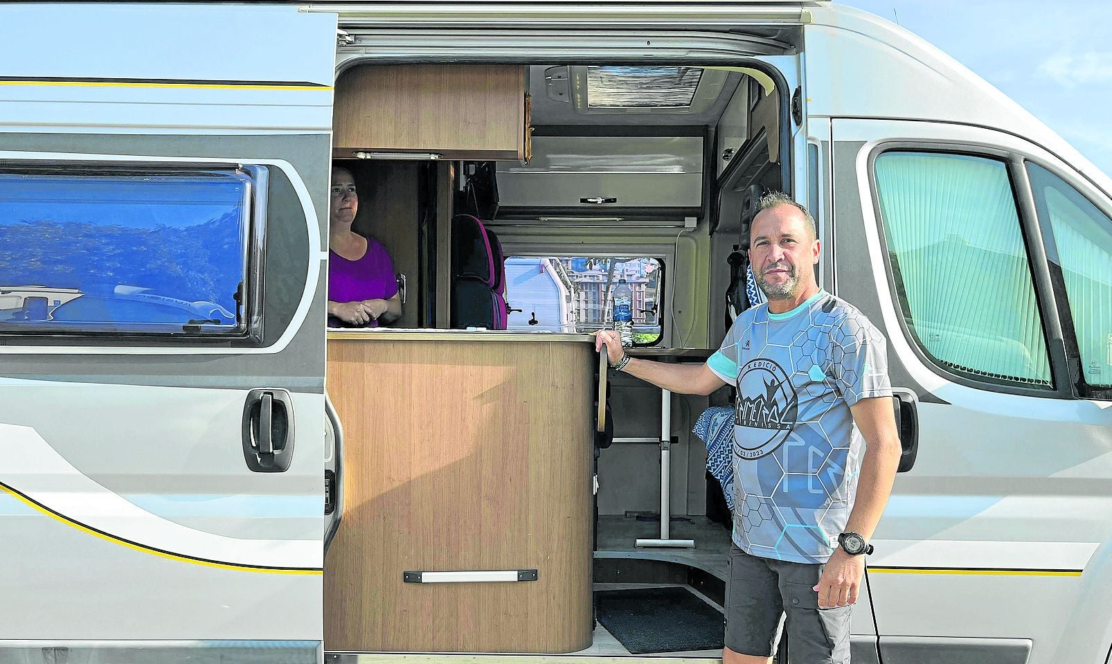 Ángel Ruiz y Gema Serrano, llegados desde Alicante, en la entrada de su autocaravana.