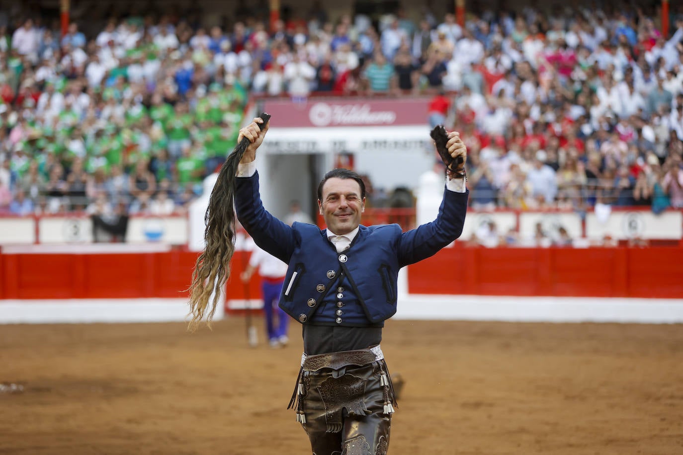 Andy Cartagena con las dos orejas y el rabo cortado del quinto toro de la tarde.