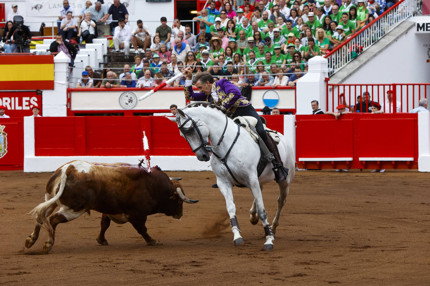 Pablo Hermoso de Mendoza con el primer toro de la tarde.