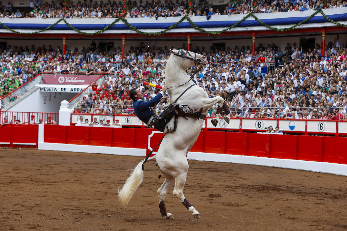 Adorno de Andy Cartagena frente al tendido 7.