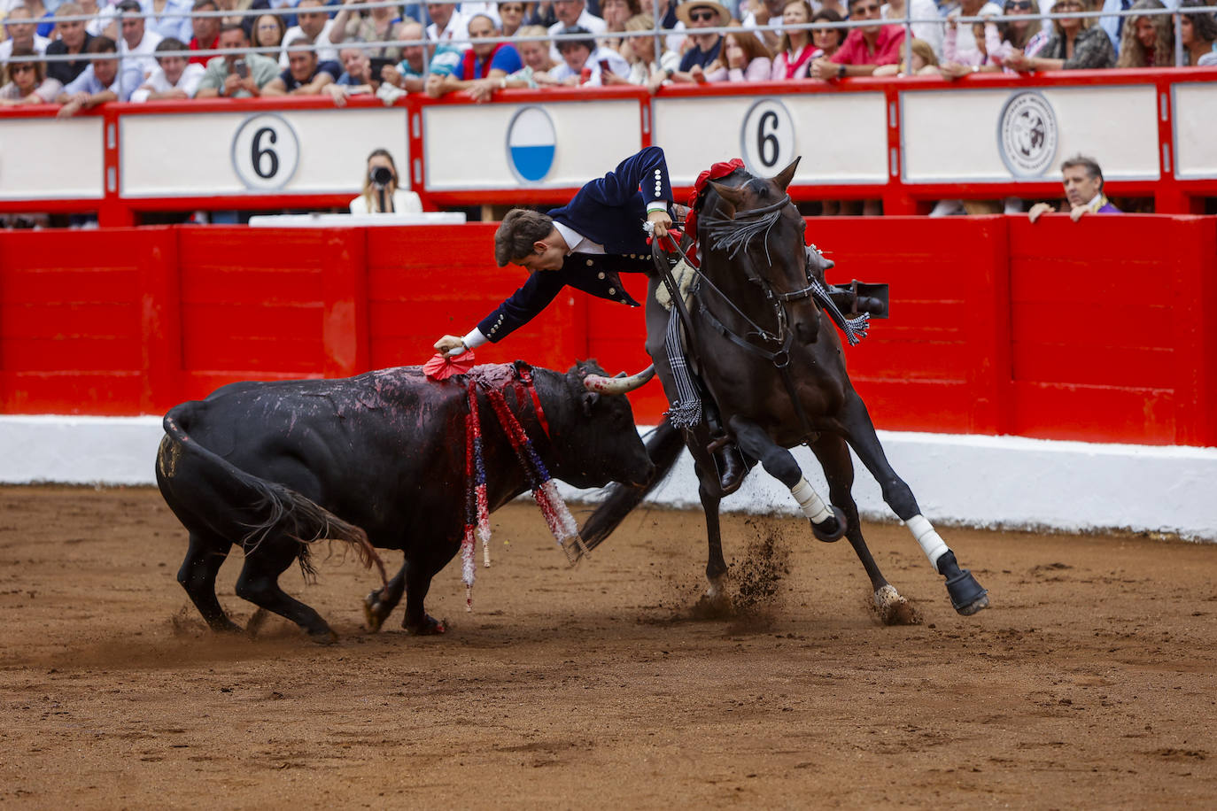 Guillermo Hermoso de Mendoza coloca una rosa al tercero de la corrida.