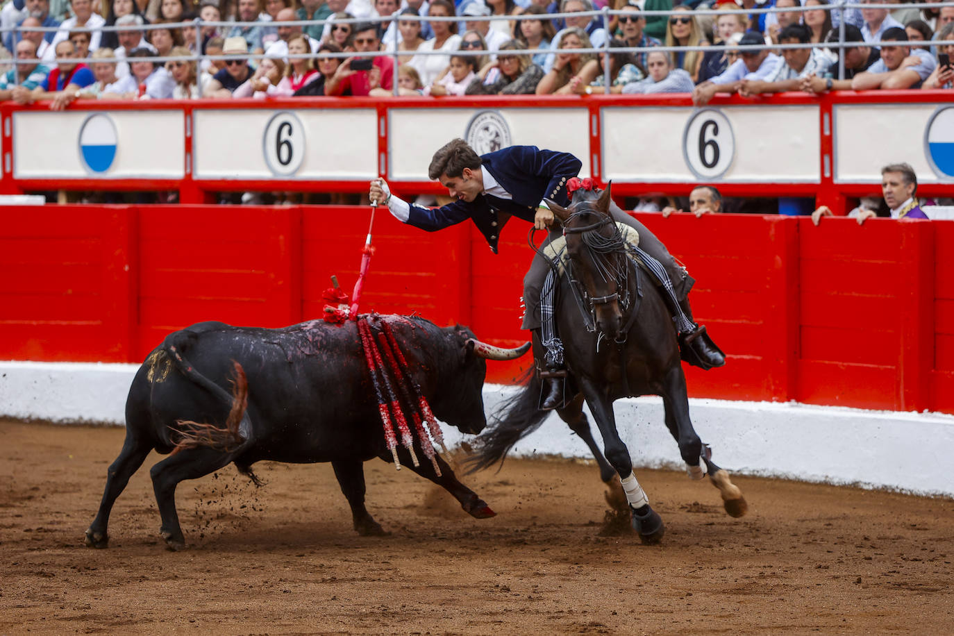 Guillermo Hermoso de Mendoza coloca el rejón de muerte a su primer toro.