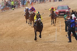Diego Sarabia y Prince Anodin se dirigen en solitario a la línea de meta en el Derby de Loredo