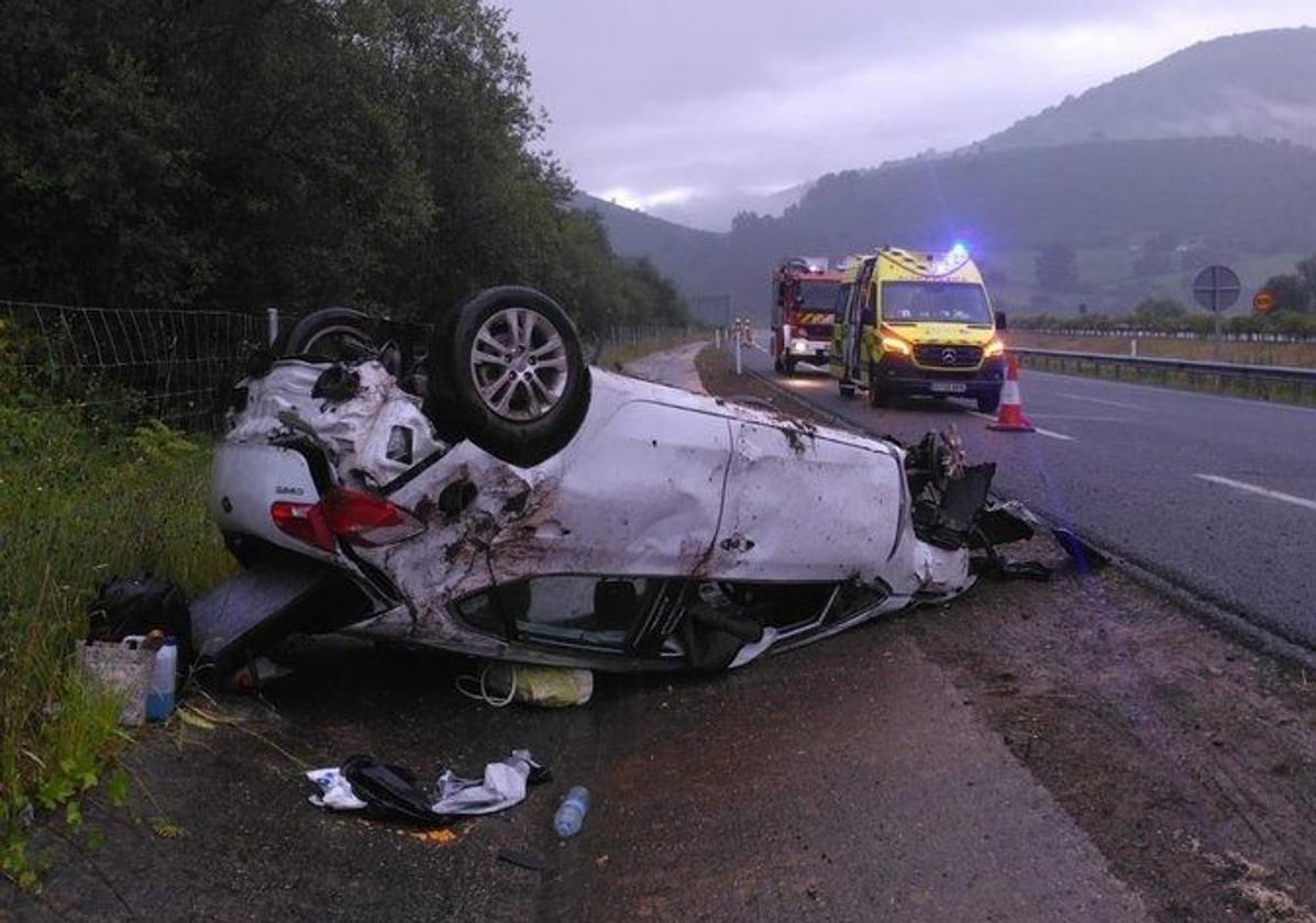 Dos heridos leves al volcar su coche en la autovía A-67 a la altura de Cieza