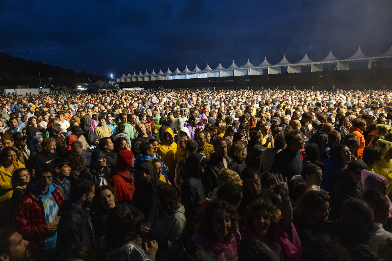 Miles de personas asistieron a la primera noche de música en la campa.