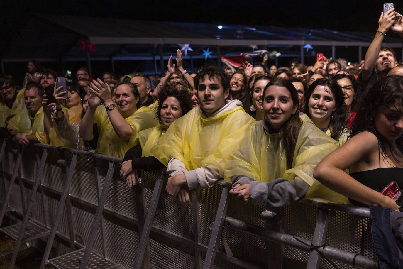 Chubasqueros para protegerse de la lluvia, protagonista también del concierto.