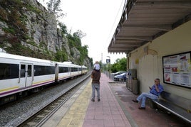 Un tren de Cercanías circula cerca del paso a nivel de Calleja Redondo, en Cabrojo.