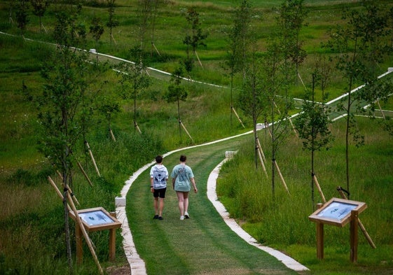 Dos personas pasean por el Parque 2020, ubicado en la vaguada de Cabo Mayor, que fue inaugurado en junio.