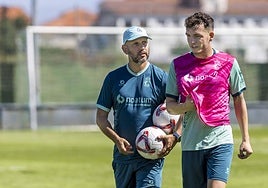 José Alberto dialoga con Íñigo Vicente en La Albericia. El regreso del vasco al trabajo fue la buena noticia del día.