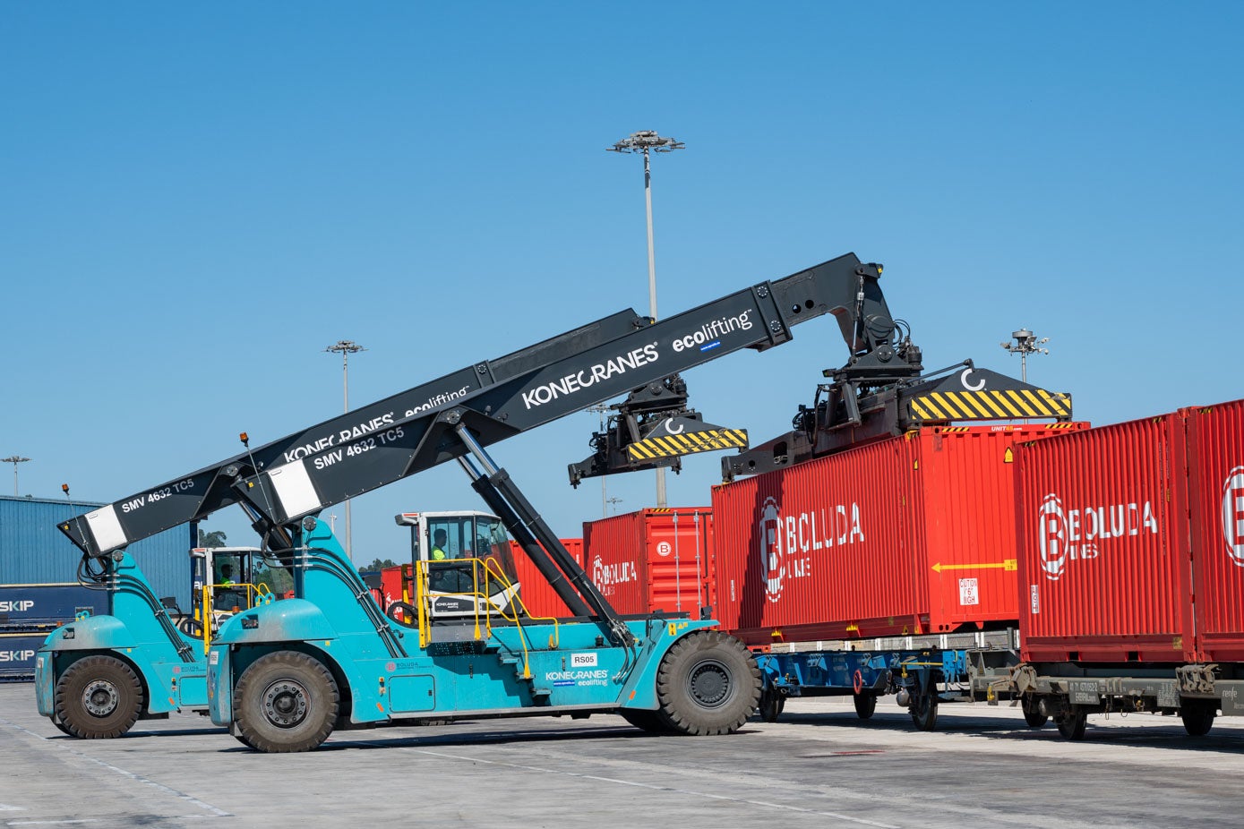 Dos grúas transportan contenedores en la terminal de Boluda.