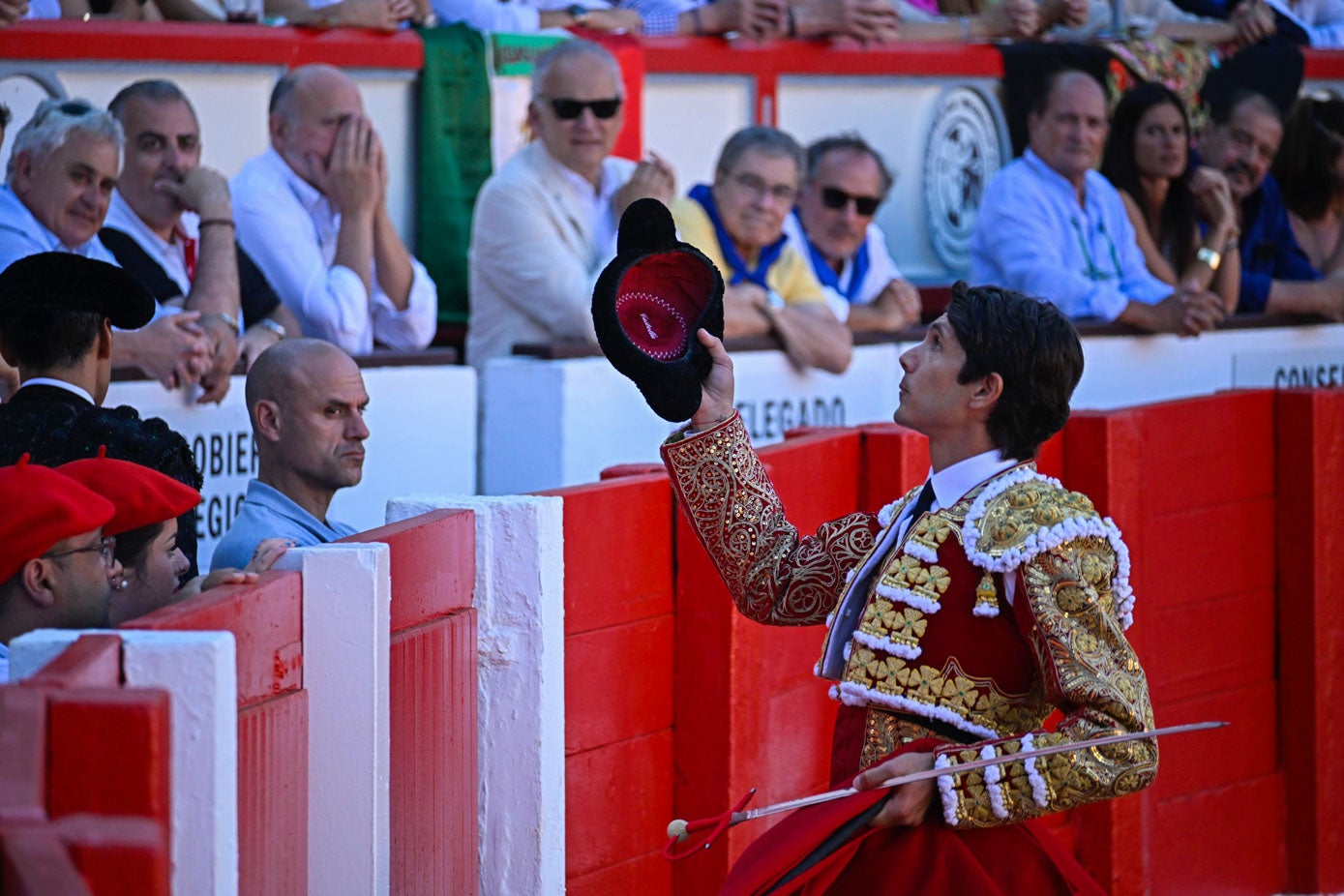 Sebastián Castella pide permiso al presidente para iniciar la faena