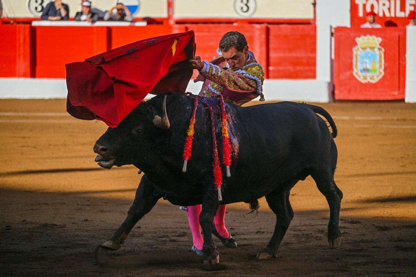 Remate del pase de pecho de Ginés Marín