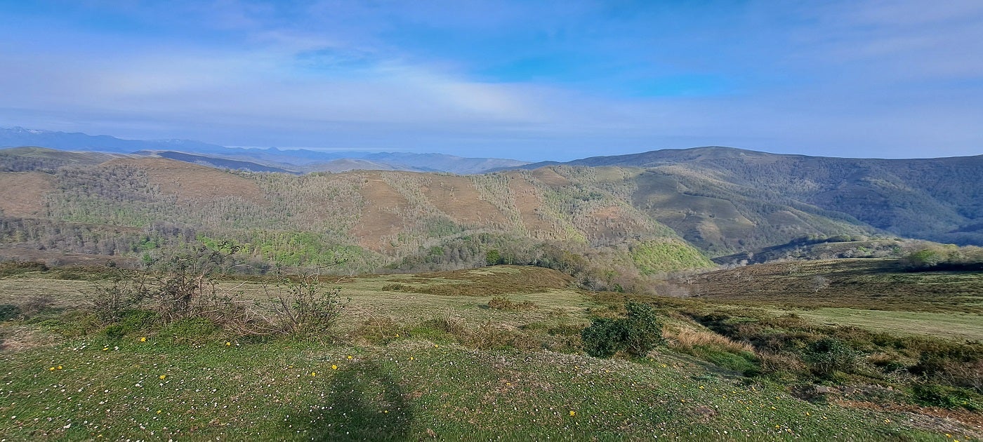 Al primer recodo del camino, empiezan las vistas a los valles adyacentes.