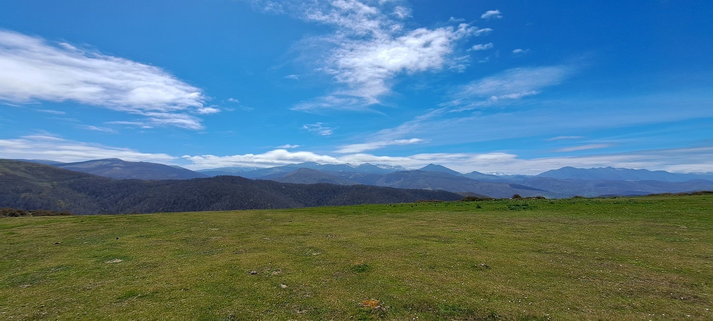 Las vistas desde la braña de El Moral, hacia Cabuérniga, Los Tojos y Campoo, invitan a estar un buen rato en la braña.