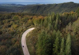 Imagen aérea del monte Corona, con el litoral de Comillas al fondo.