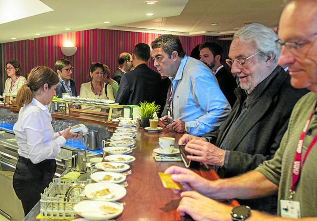 El cineasta Manuel Gutiérrez Aragón pide un café en la cafetería.