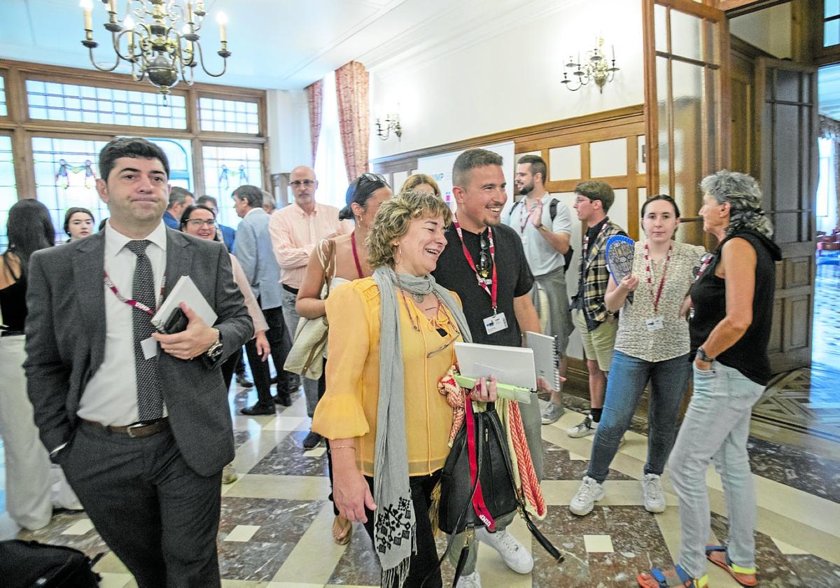 Los pasillos del Palacio de La Magdalena se inundan de alumnos con los cursos de verano en la UIMP.