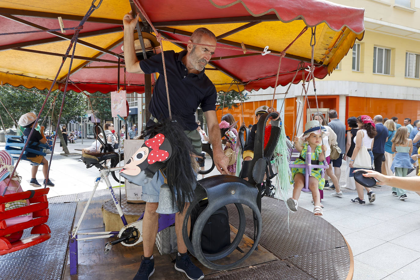 El dueño de la atracción cede con gusto su sitio en la bici a quien quiera colaborar en el pedaleo