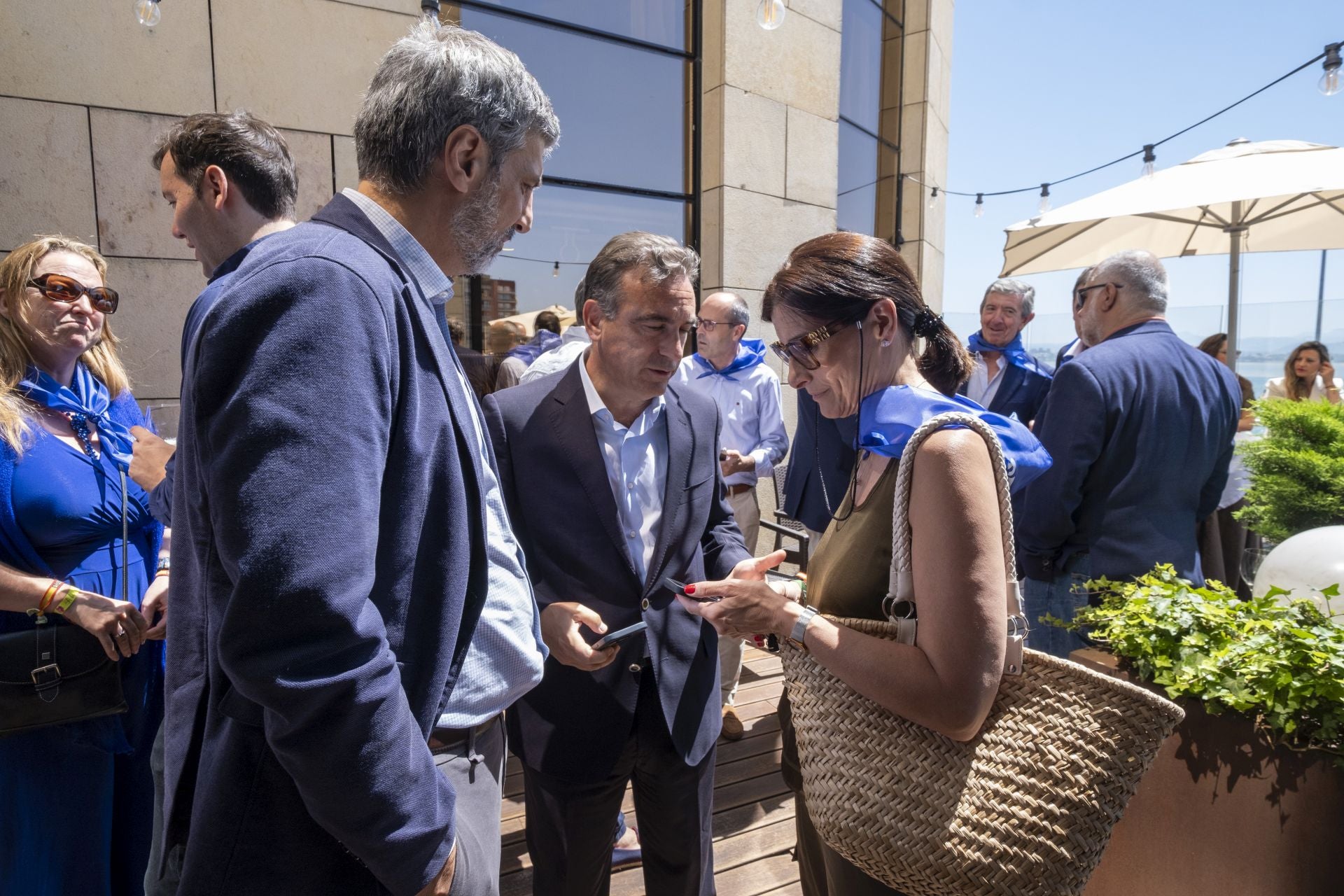 Manuel Iturbe junto a Francisco Moza, representando al Banco Santander, en la terraza de El Diario Montañés.