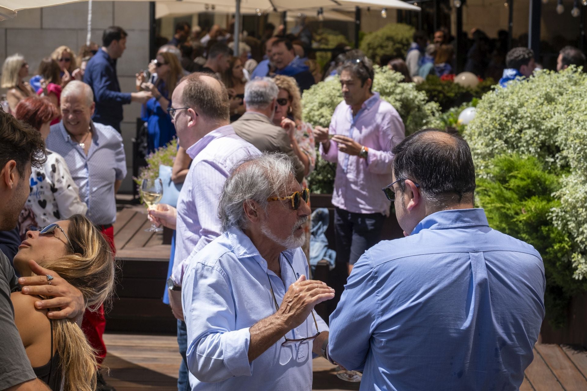 Ambiente y sonrisas, en la terraza del Bahía.