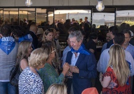 Luis Revenga, presidente de El Diario Montañés, saluda a los asistentes a la cita en la terraza del Hotel Bahía