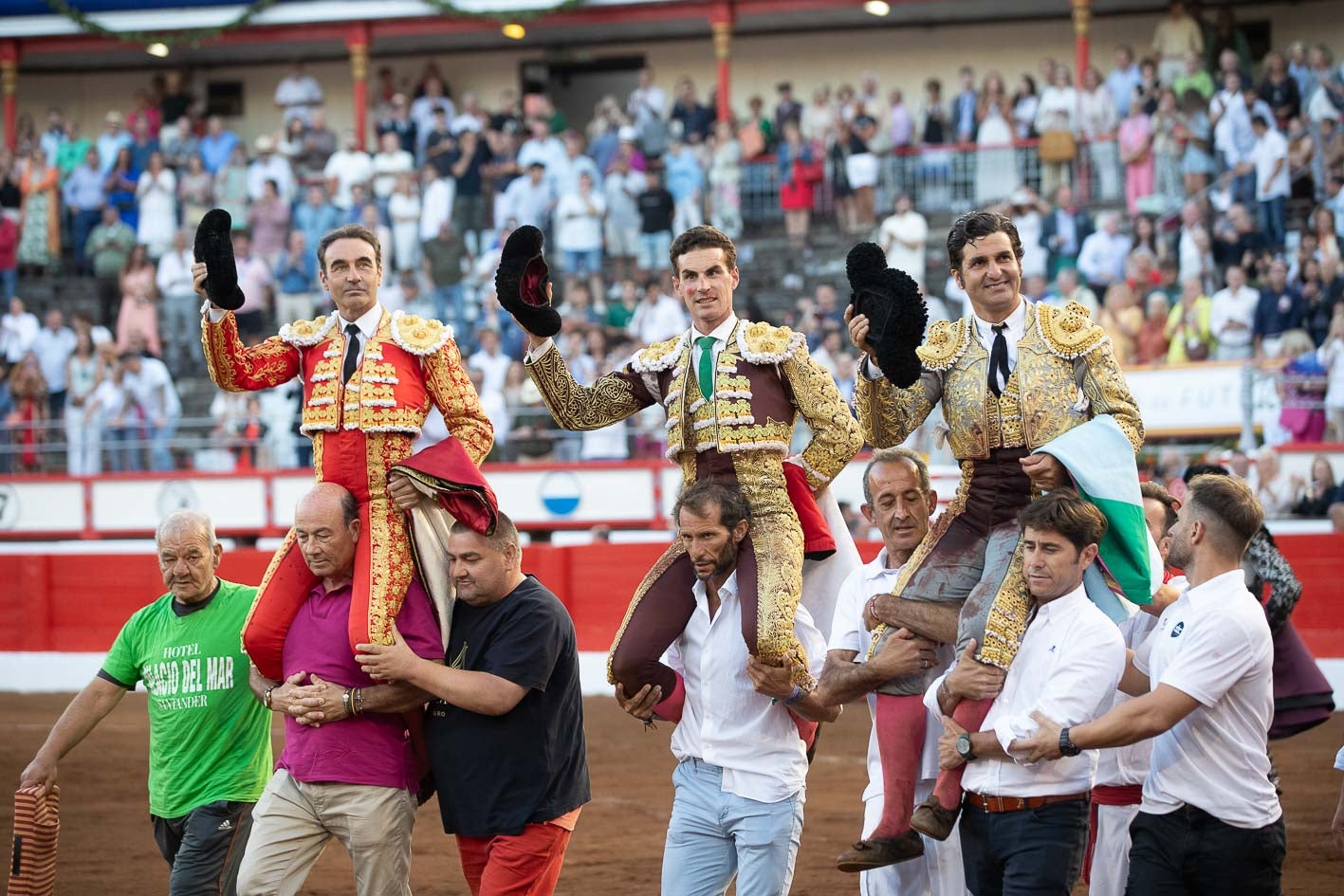 Enrique Ponce, Fernando Adrián y Morante a hombros en la cuarta de abono