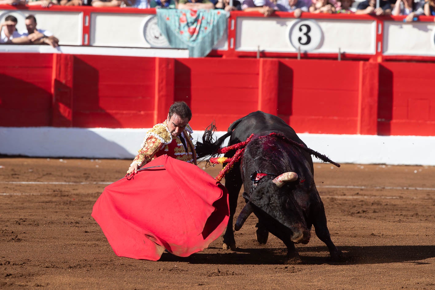 Ponce, muletazo con la pierna flexionada