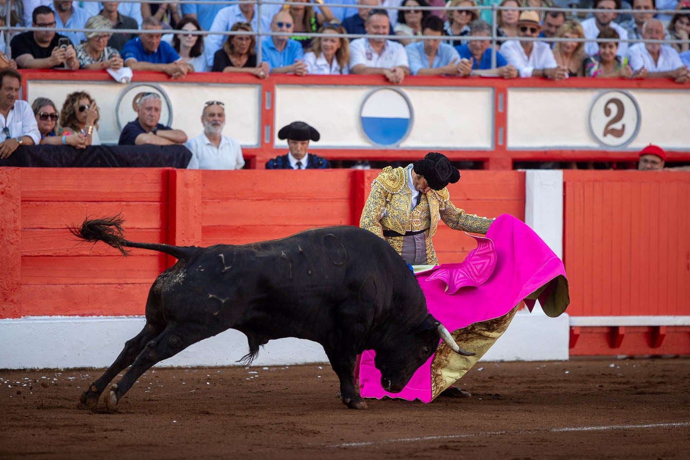 Encajada verónica de Morante a su primer oponente