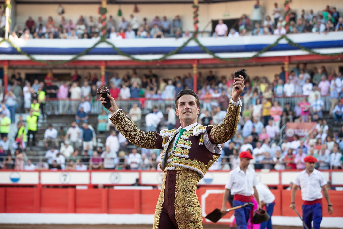 Fernando Adrián pasea las dos orejas del tercero