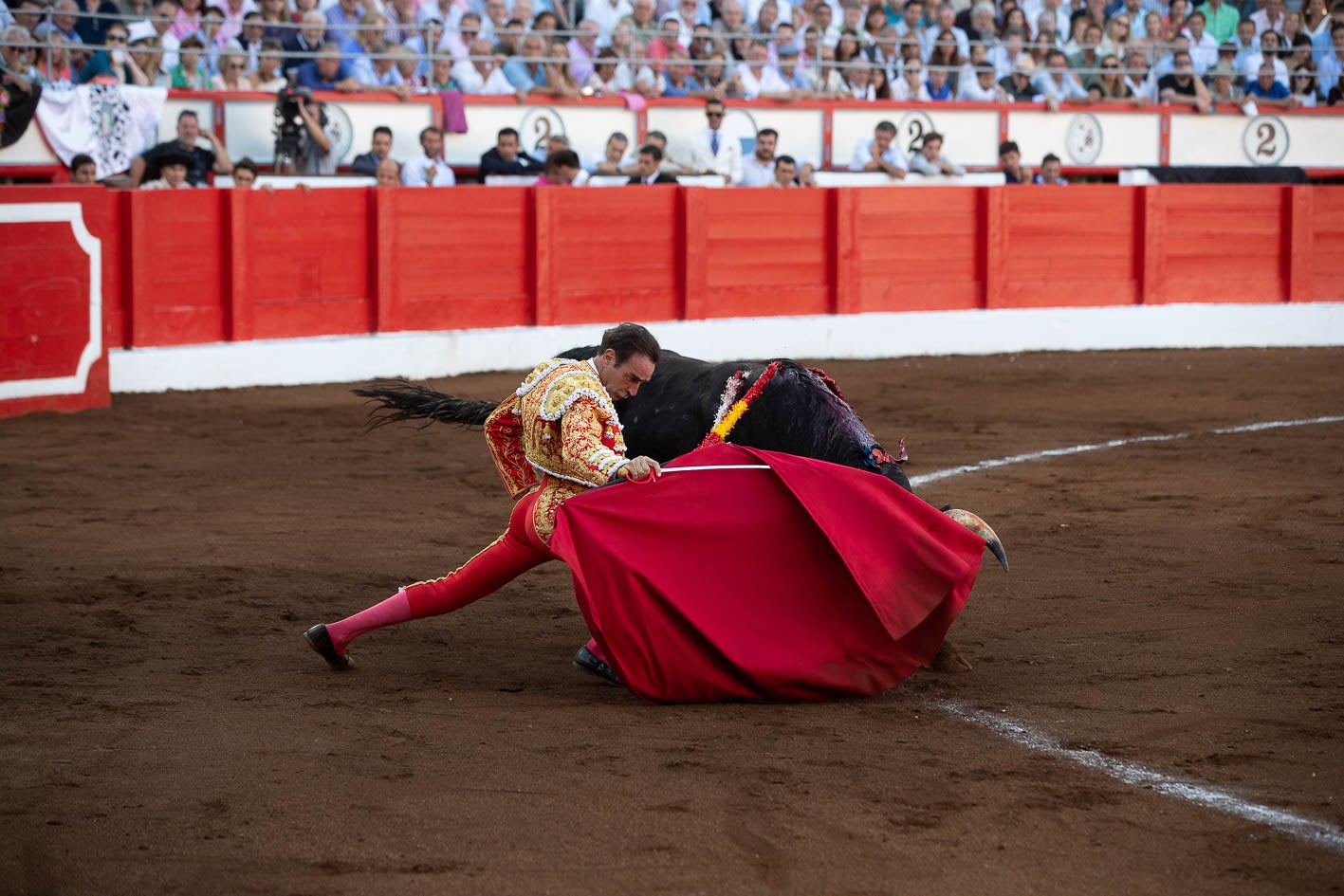 Enrique Ponce con la pierna flexionada ante el cuarto de la tarde