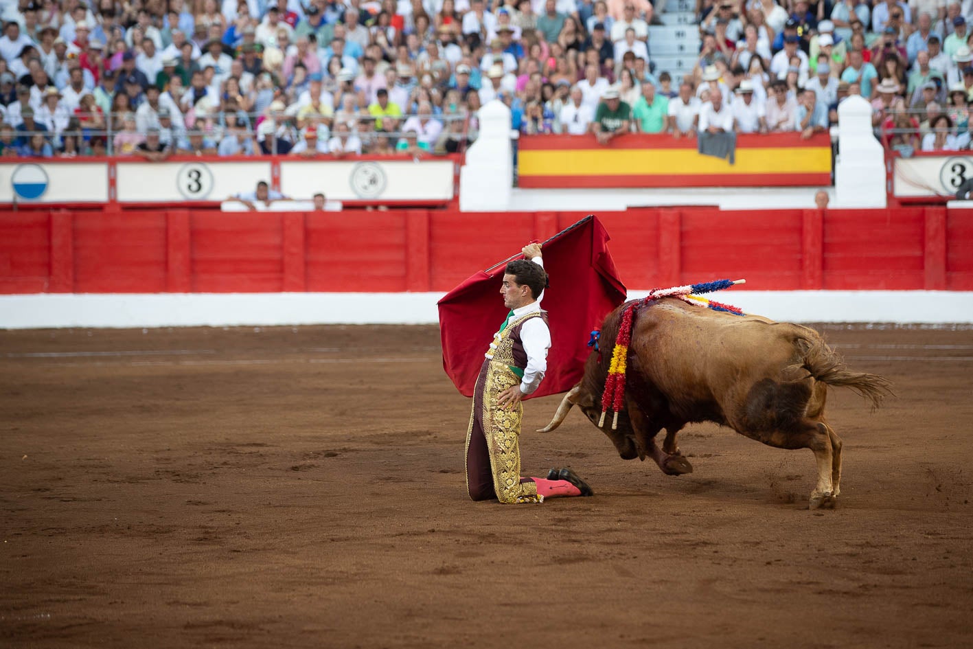 Fernando Adrián inicia de rodillas y por la espalda la faena del último