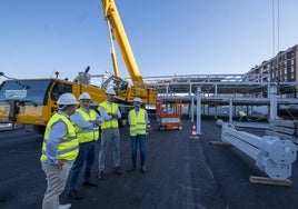 Autoridades visitan la finca de La Carmencita, donde avanzan las obras del aparcamiento en altura, este martes, en Torrelavega.