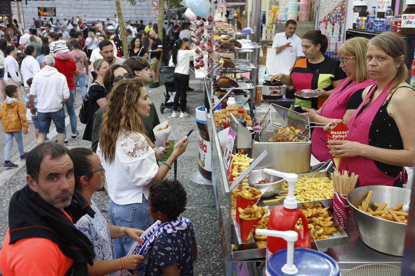 Entre atracción y atracción, numerosos puestos de comida