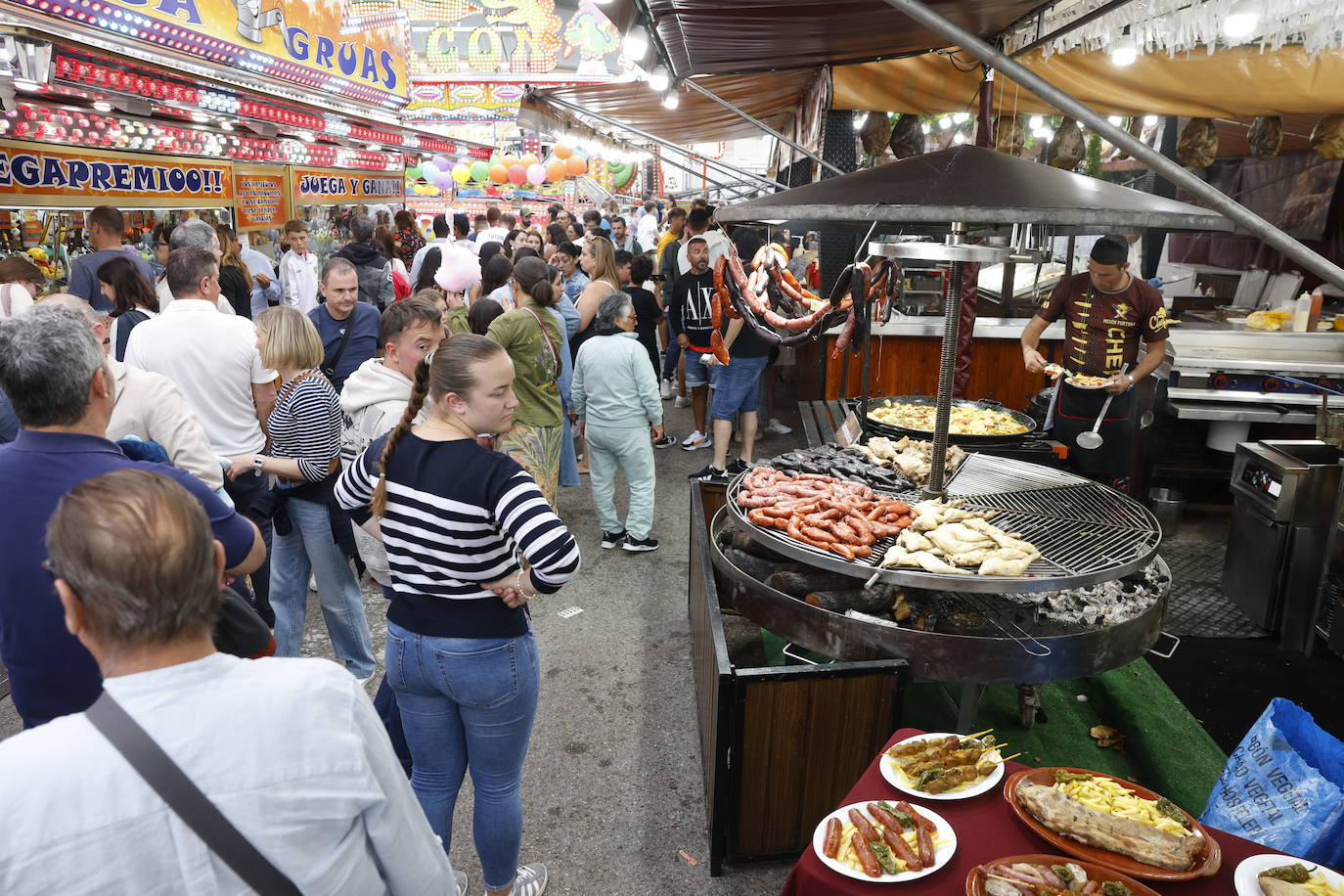 Entre probar suerte y subirse para que te pongan boca abajo, también toca dar un bocado. Cada año hay más puestos de comida