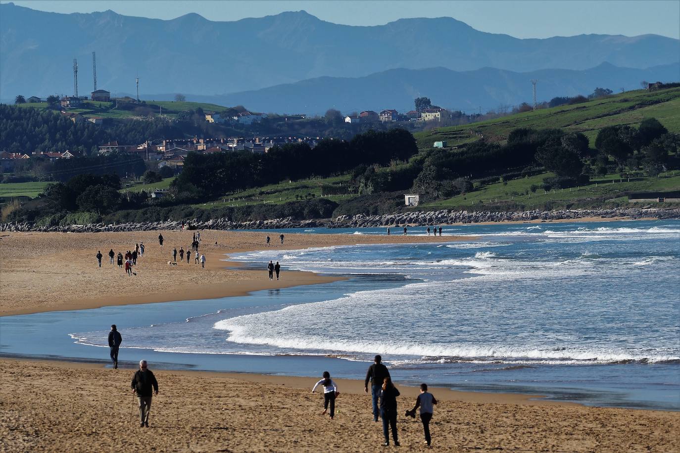 Vista de la playa de Liencres, una de los más expuestas de la Cornisa Cantábrica.