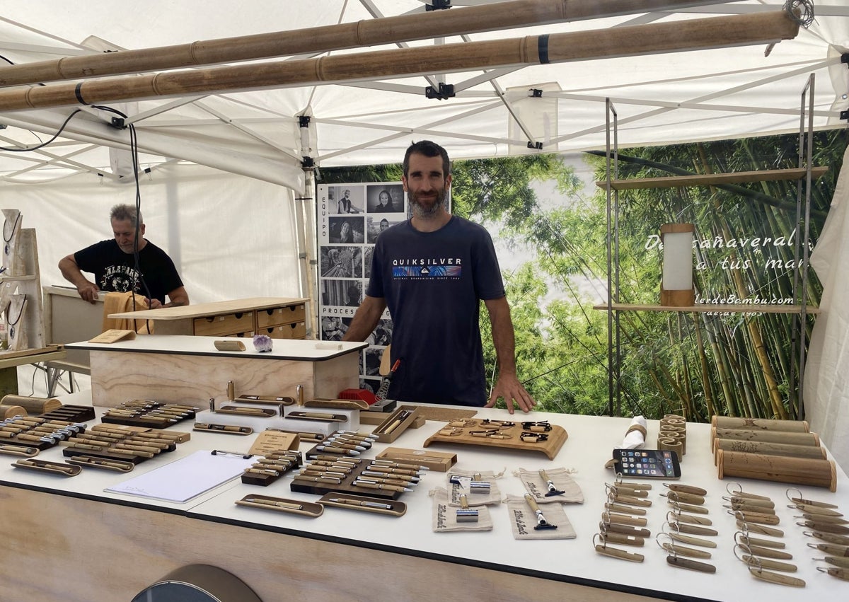 Imagen secundaria 1 - Los artesanos posan frente a sus productos.