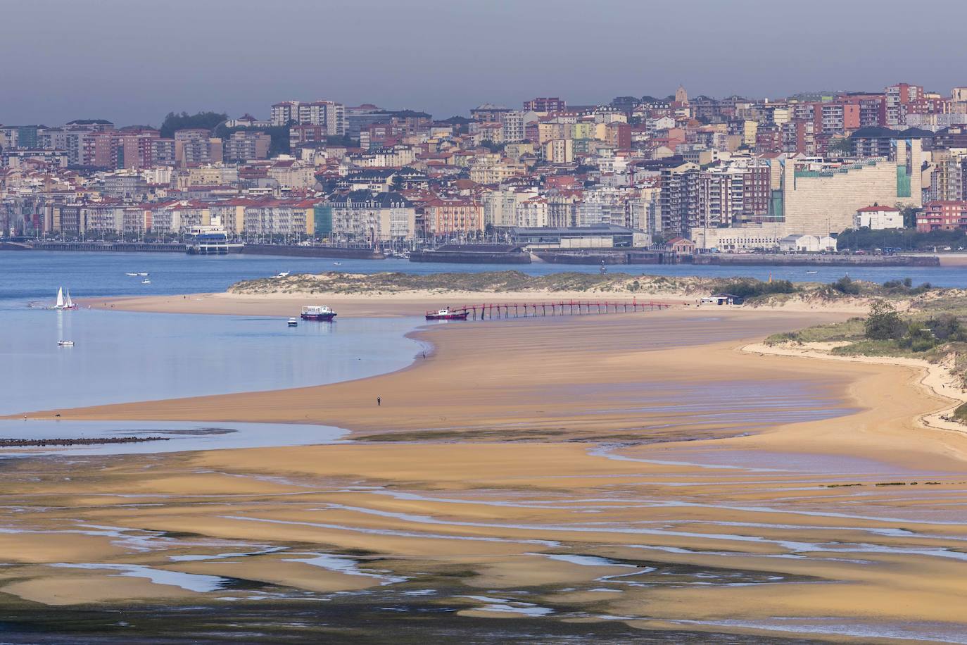 El Puntal es uno de los ecosistemas playeros más sensibles y corre el riesgo de ser cortado por el agua si no se toman medidas, tal y como advirtió recientemente IHCantabria.