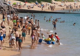 Bañistas en la playa de Los Peligros en Santander