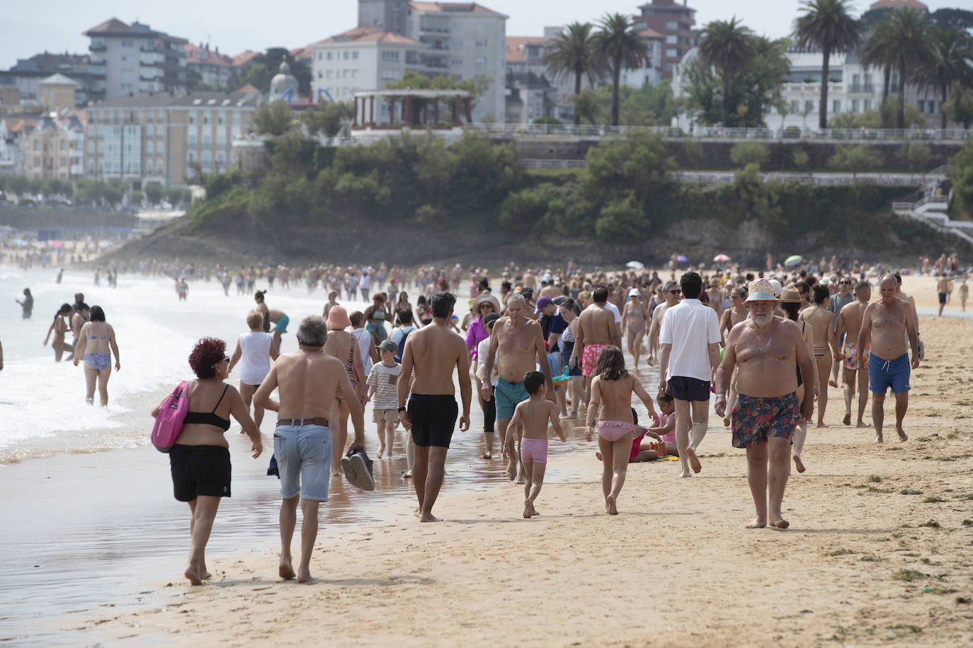 Bañistas en la Segunda playa de El Sardinero, una estampla clásica que peligra si se cumplen las predicciones sobre la evolución del nivel del mar.