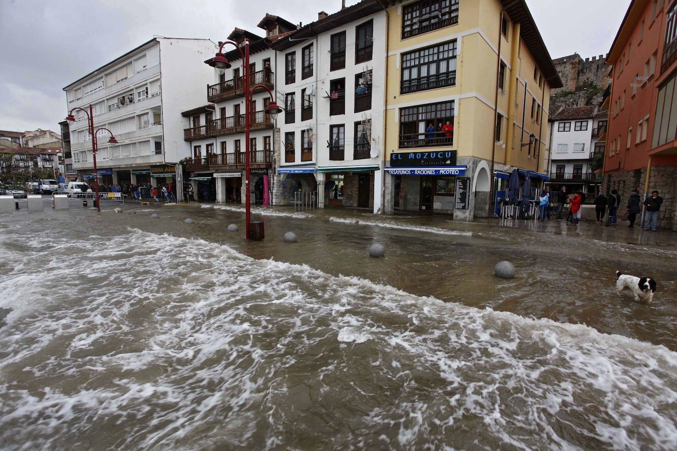 En San Vicente es habitual quedurante las mareas vivas el agua invada el paseo marítimo.