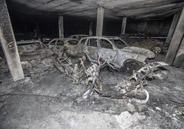 Coches calcinados en el garaje de El Alisal.