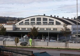 Fachada del Mercado Nacional de Ganados de Torrelavega.