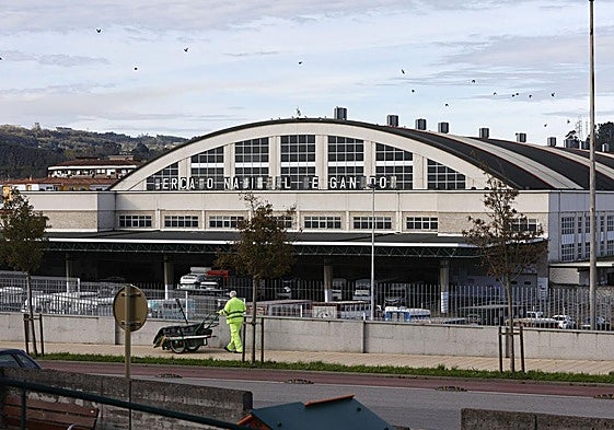 Fachada del Mercado Nacional de Ganados de Torrelavega.