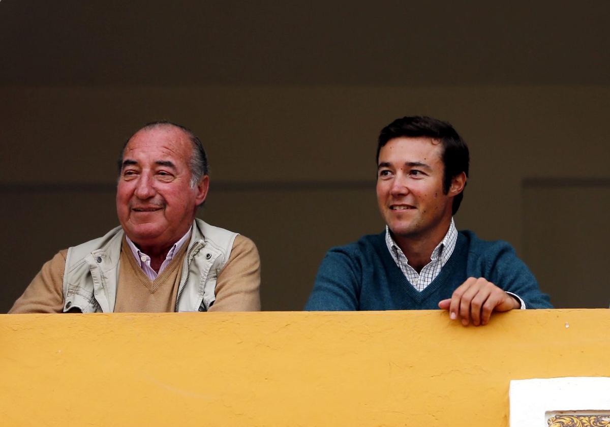 Los Álvaro Martínez Conradi, padre e hijo, ganaderos de La Quinta, cuyos toros se lidian mañana en Santander.